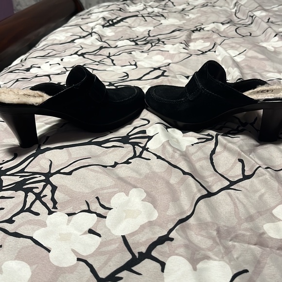 Adorable pair of UGG heels! - Picture 8 of 8